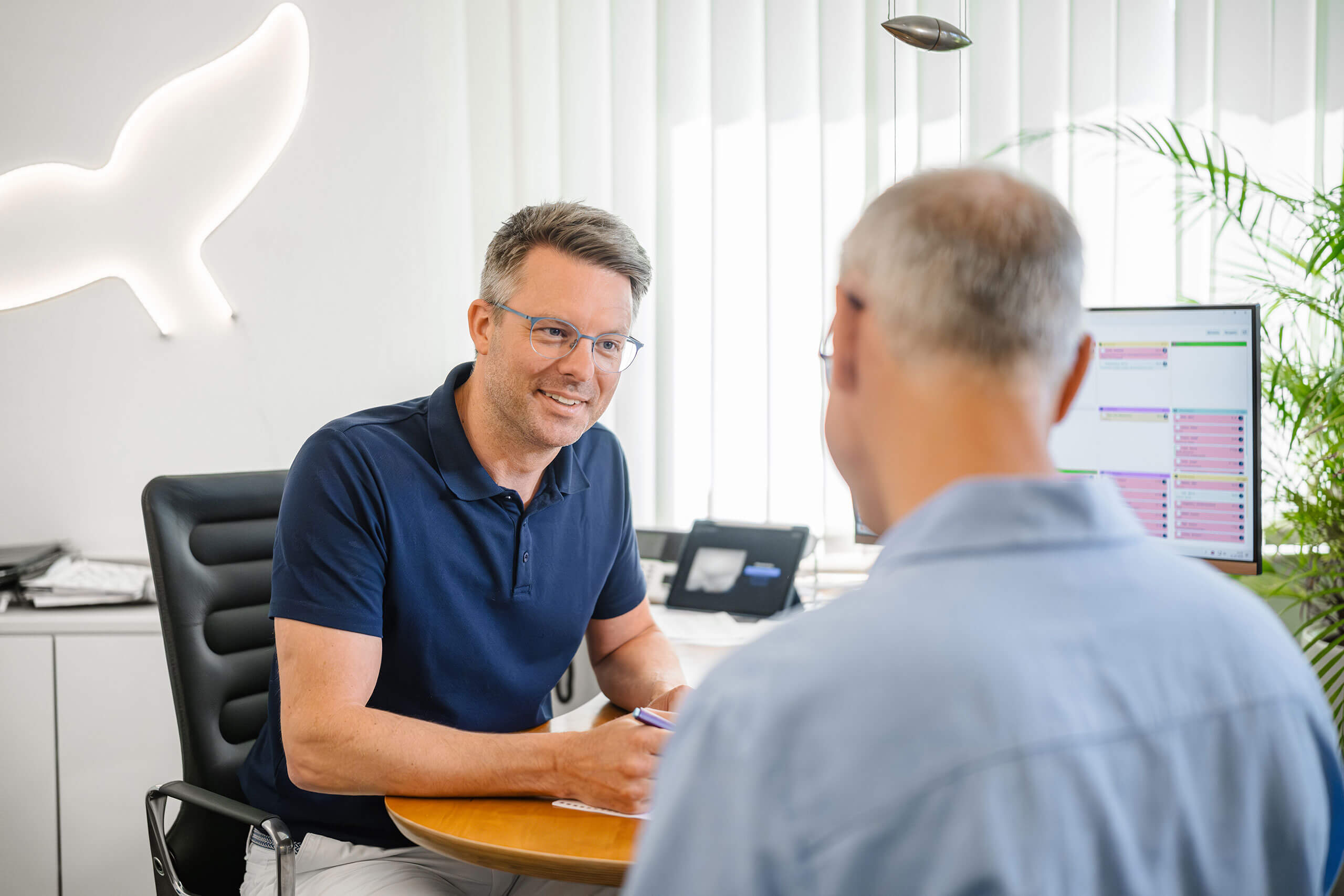 Arztgespräch mit Patient zum Thema Arbeitsmedizin