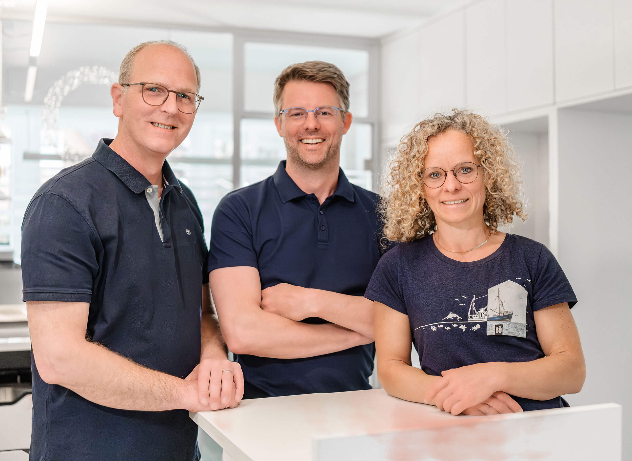 Gruppenbild mit Dr. med. Christian Feddern, Martin Sommer und Nadine Schelten aus der Praxis Barkauer Strasse in Kiel